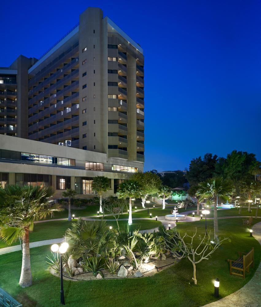 Le Meridien Al Khobar Exteriör bild The campus at night