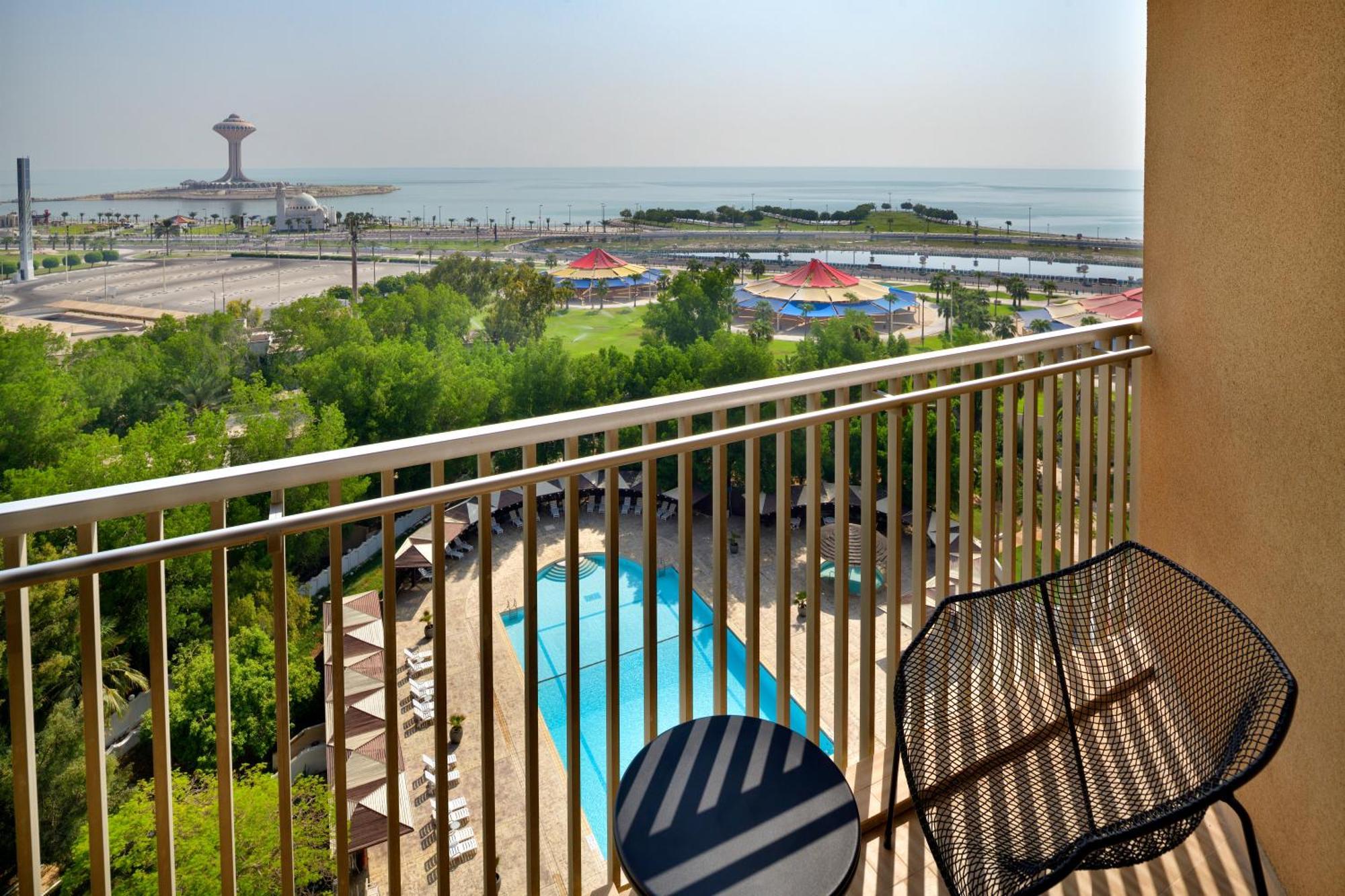 Le Meridien Al Khobar Exteriör bild View from a balcony at the Ocean Reef Club