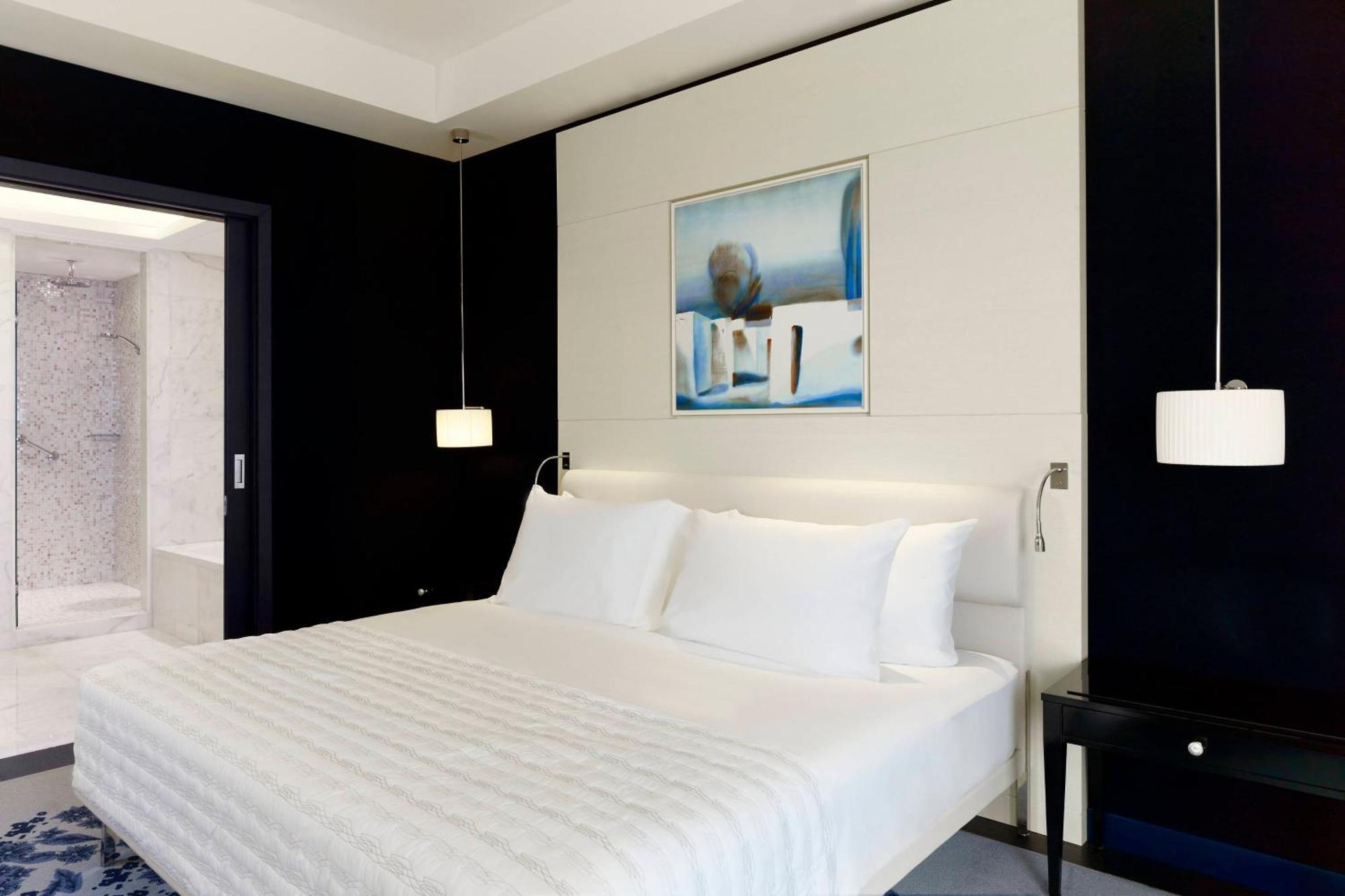 Le Meridien Al Khobar Exteriör bild A bedroom at the hotel