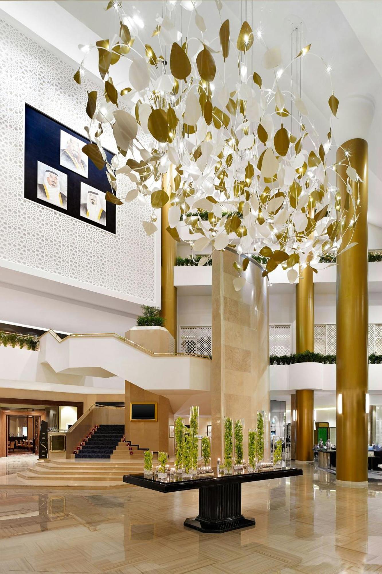 Le Meridien Al Khobar Exteriör bild The interior of the hotel