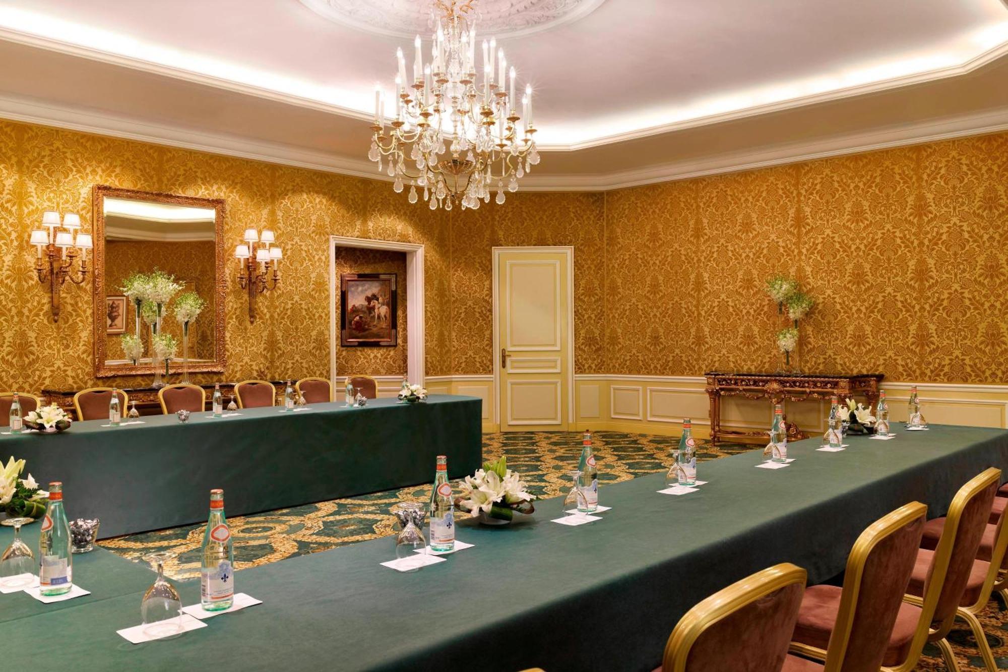 Le Meridien Al Khobar Exteriör bild The meeting room of the G7