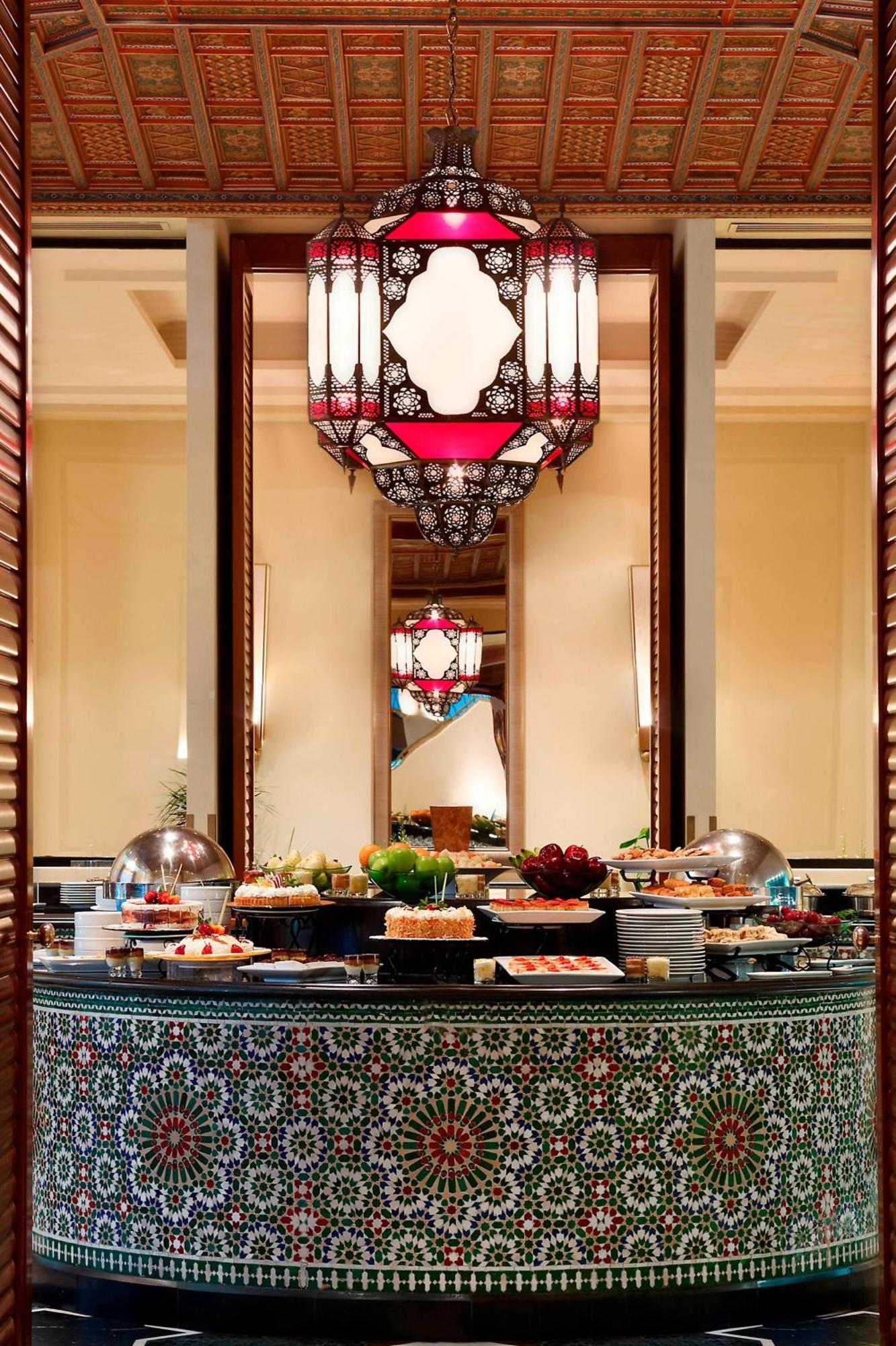 Le Meridien Al Khobar Exteriör bild A buffet at a hotel