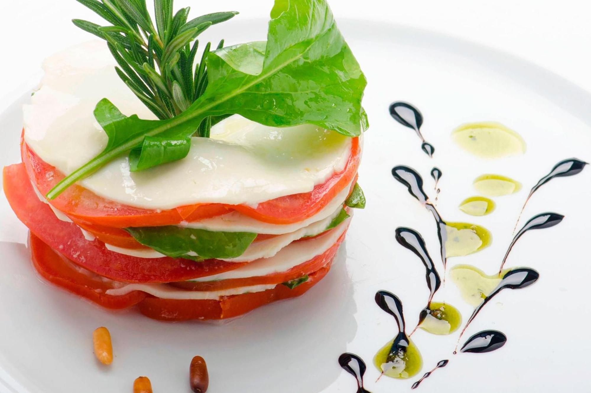 Le Meridien Al Khobar Exteriör bild A caprese salad