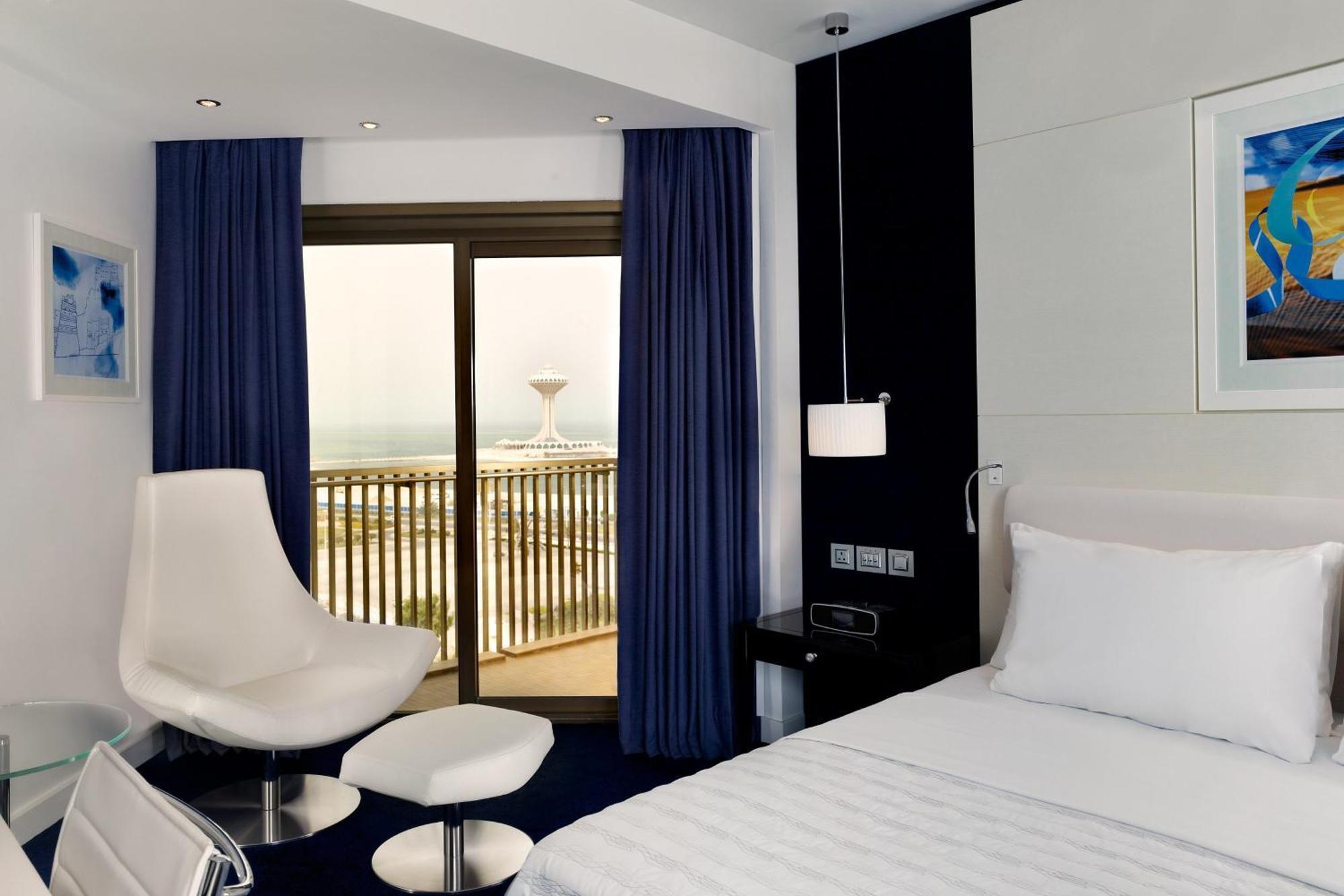 Le Meridien Al Khobar Exteriör bild A room at the hotel