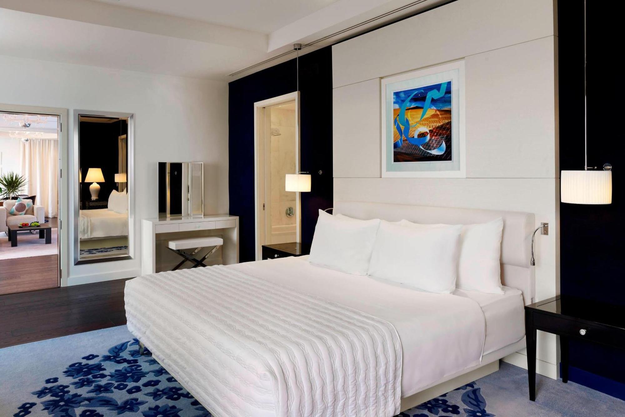 Le Meridien Al Khobar Exteriör bild A bedroom at the hotel