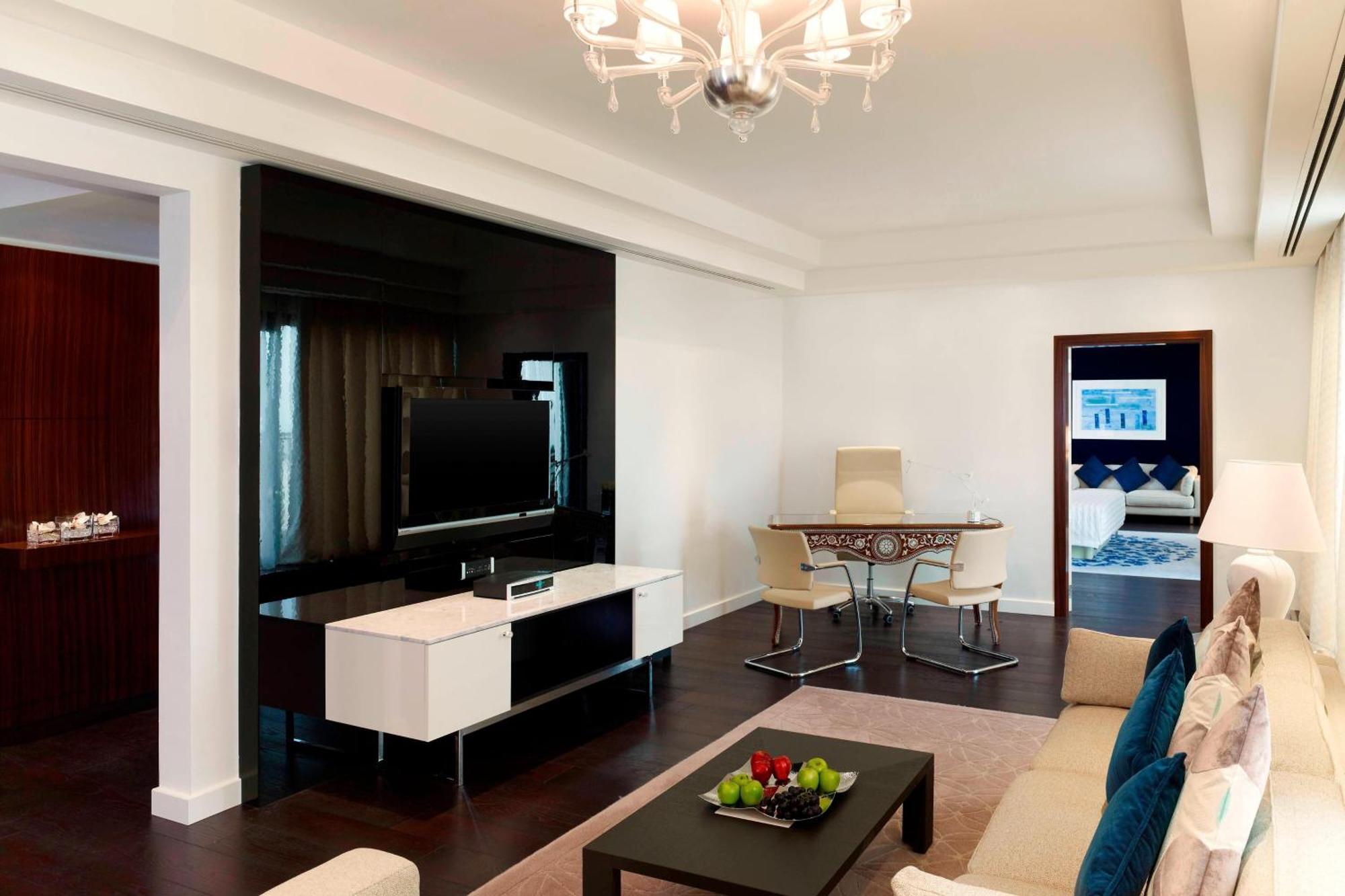 Le Meridien Al Khobar Exteriör bild A living room in a suite at the Ritz-Carlton, Moscow