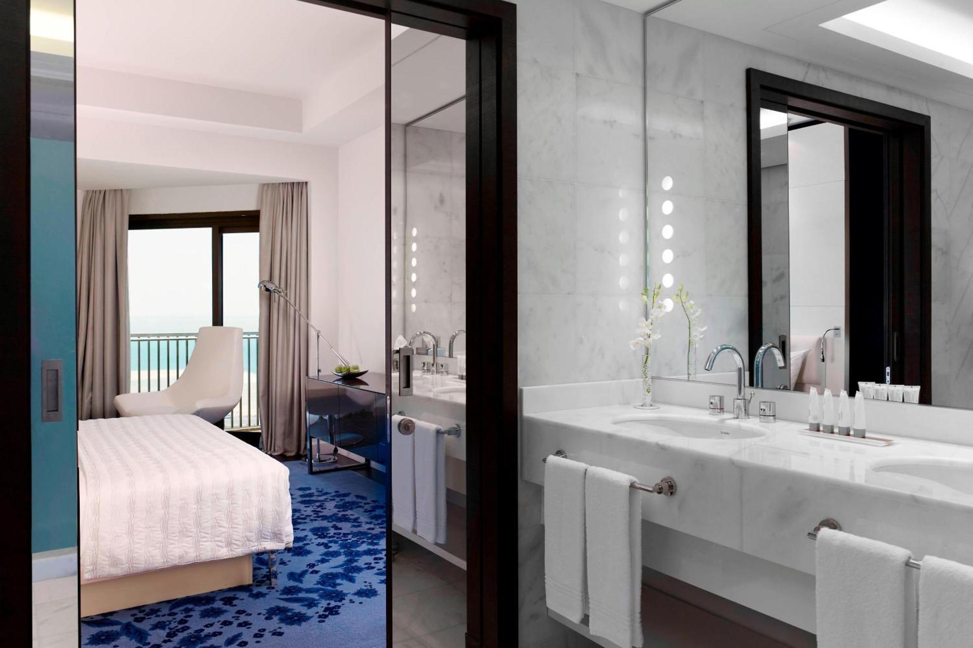 Le Meridien Al Khobar Exteriör bild A guest room at the hotel