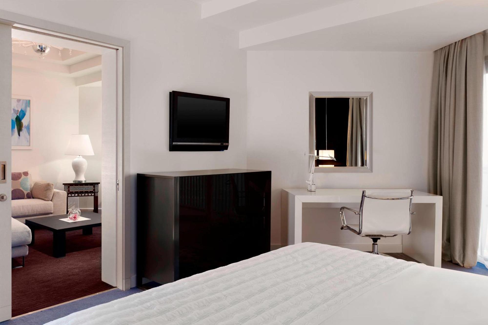 Le Meridien Al Khobar Exteriör bild A typical bedroom in a typical hotel