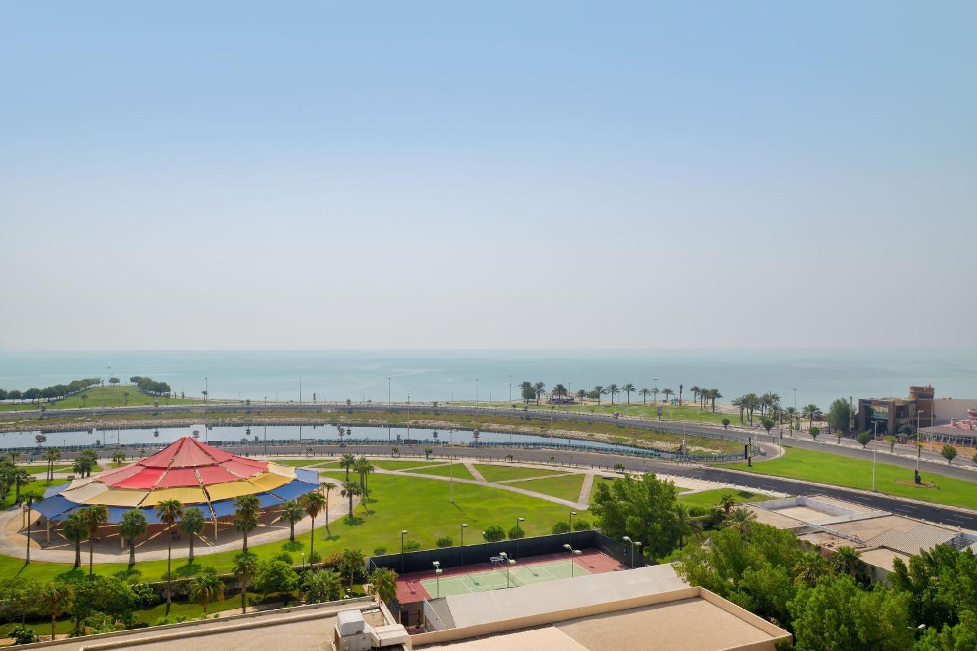Le Meridien Al Khobar Exteriör bild View of the stadium from the hotel