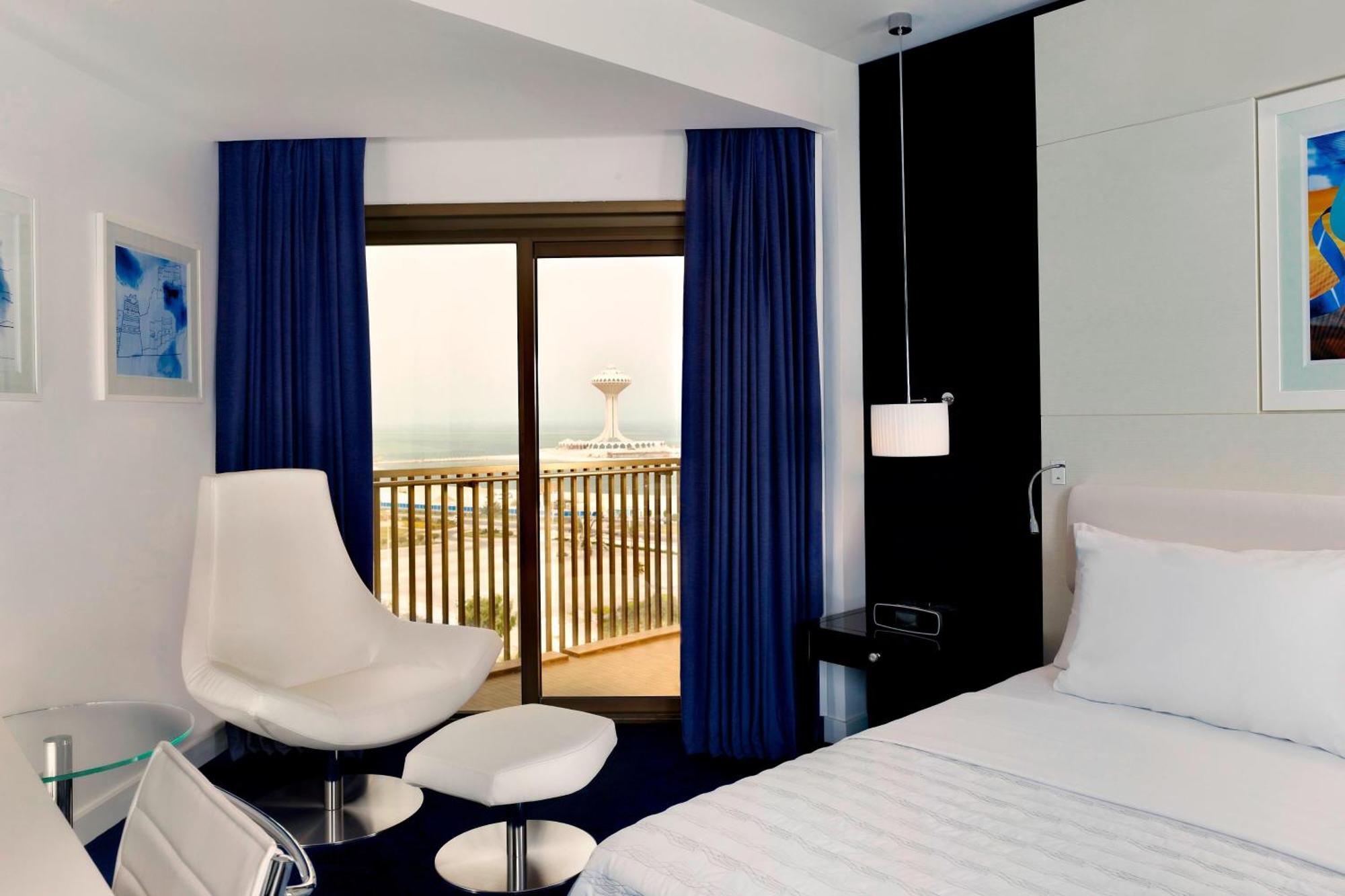Le Meridien Al Khobar Exteriör bild A room at the hotel